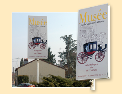 Musée de la voiture à cheval – Panneau grand format recto verso sur mât PVC